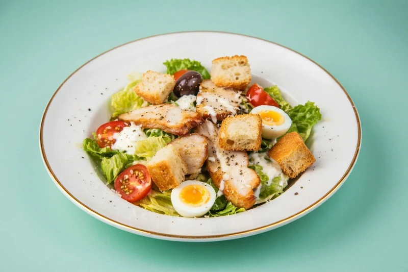 Салат Цезарь с перепелиным яйцом и крутонами — доставка боксов Нижний Новгород