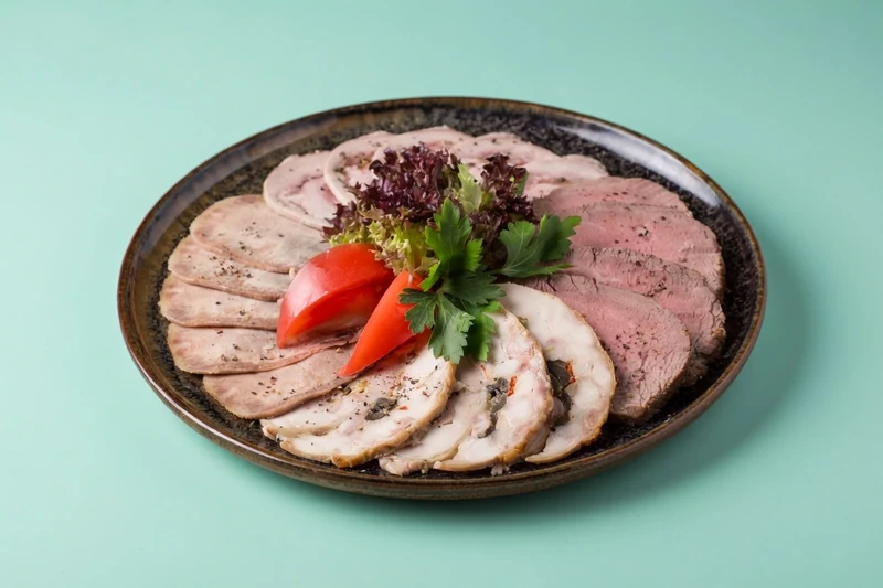 Мясная нарезка с бужениной и куриным рулетом — доставка боксов Нижний Новгород