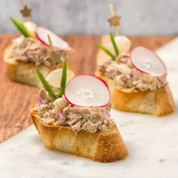 Брускетта с сочным тунцом — доставка боксов Нижний Новгород