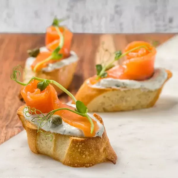 Брускетта с лососем и сметанным соусом — доставка боксов Нижний Новгород