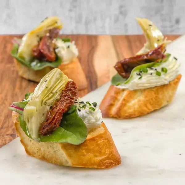 Брускетта со сливочным сыром, артишоками и вялеными томатами — доставка боксов Нижний Новгород