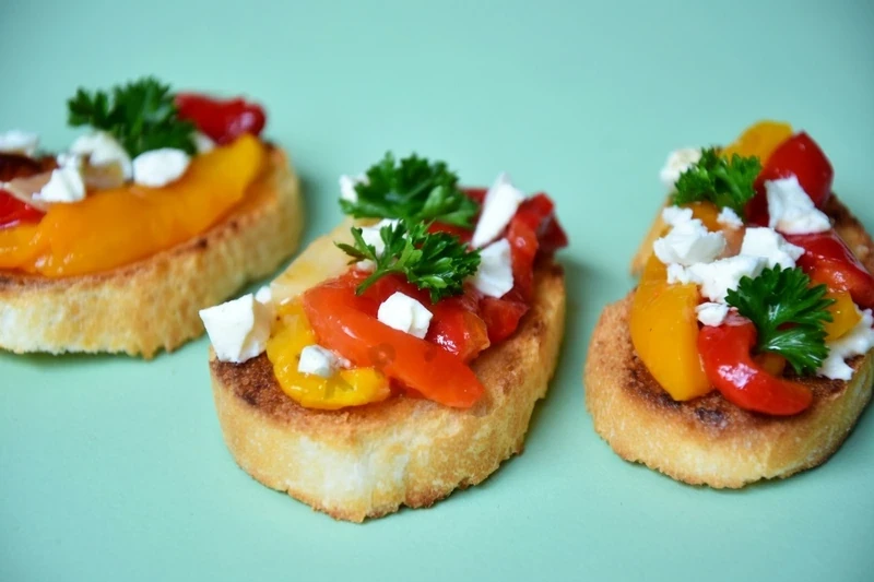 Мини-брускетта с сыром Фета и запечённым перцем — доставка боксов Нижний Новгород