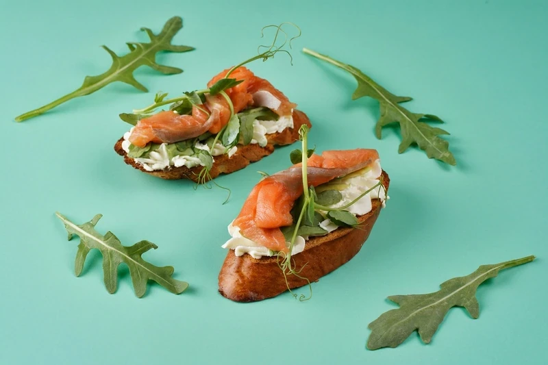 Мини-брускетта с лососем и рукколой — доставка боксов Нижний Новгород