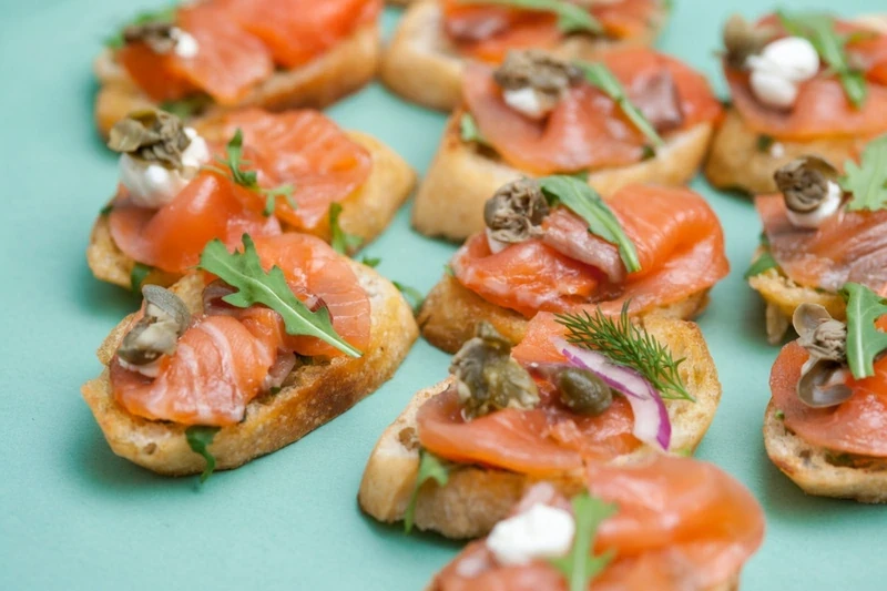 Мини-брускетта со слабосолёным лососем и артишоками — доставка боксов Нижний Новгород