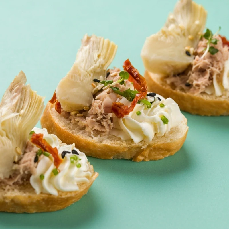 Мини-брускетта с тунцом и артишоками — доставка боксов Нижний Новгород