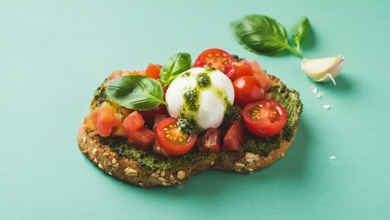 Брускетта с томатами и соусом песто — доставка боксов Нижний Новгород