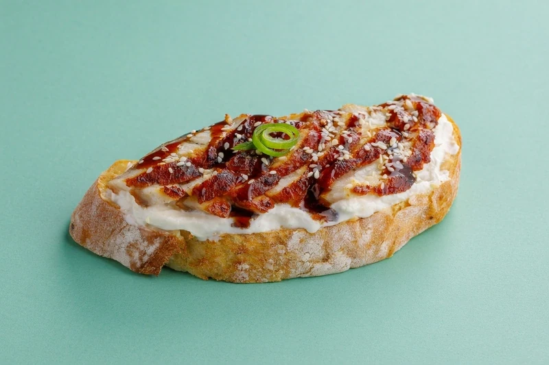 Брускетта с угрём в соусе унаги — доставка боксов Нижний Новгород