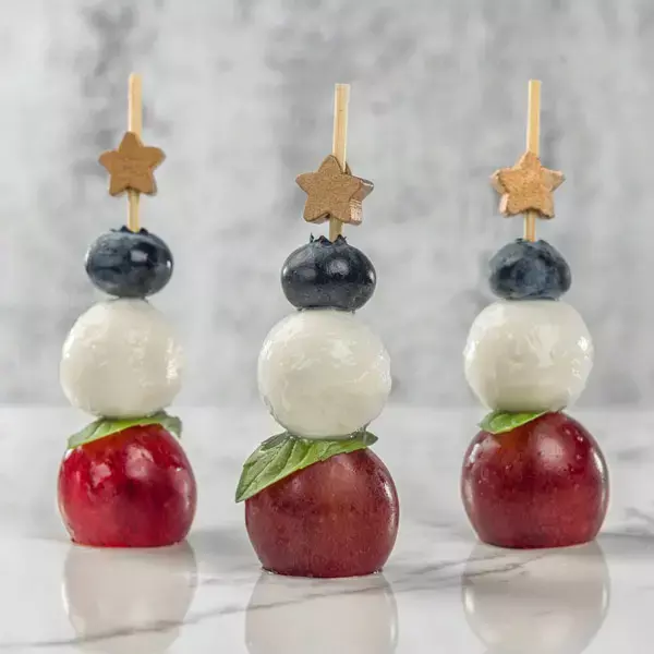 Канапе из сыра "Моцарелла-Виноград"