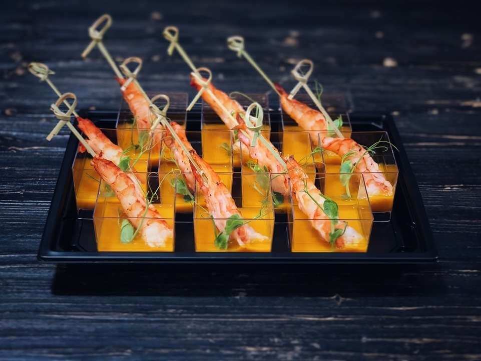 Канапе креветка с ананасом в кисло-сладком соусе