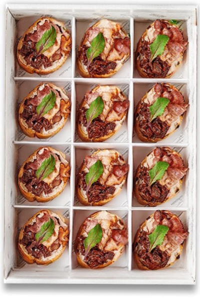 Брускетта с поджаренным беконом и томатами вяленными