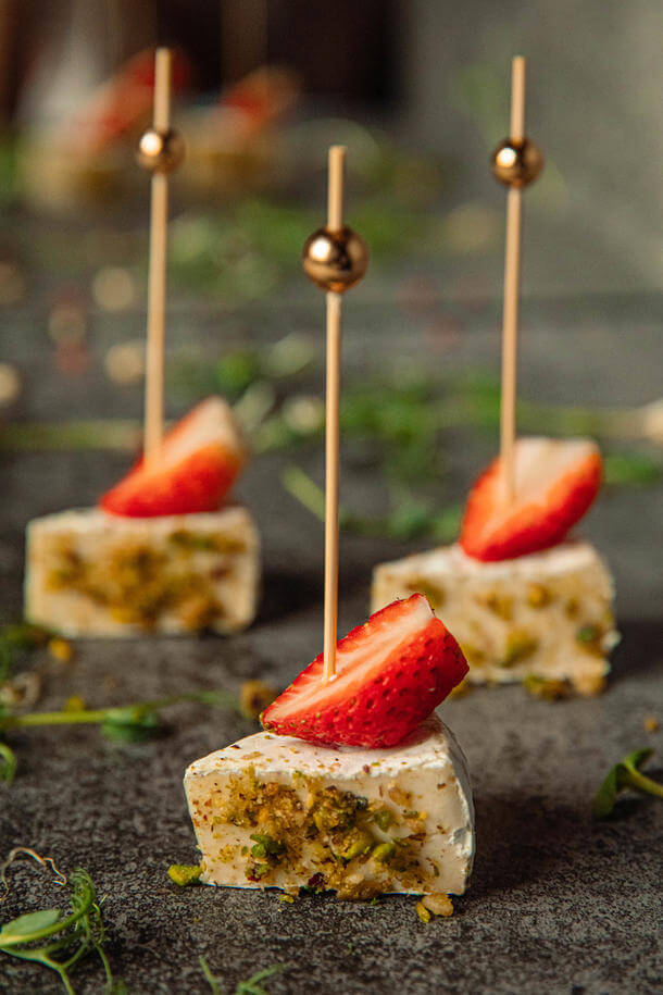 Камамбер с фисташками,клубникой и медом