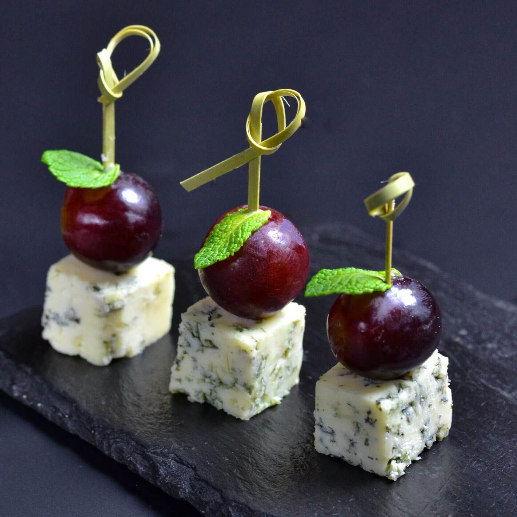 Канапе с виноградом и сыром голубой плесенью