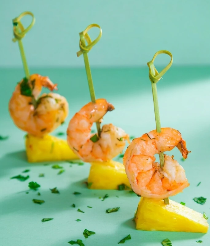 Канапе из тигровых креветок с ананасами