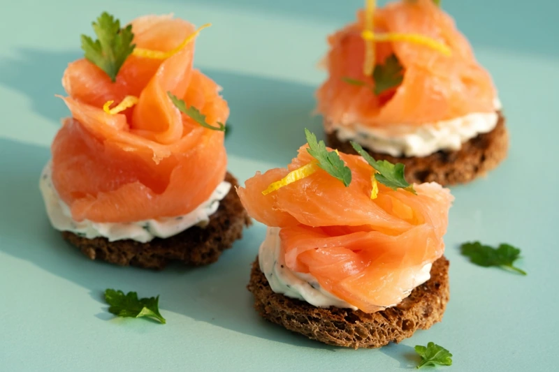 Канапе из копчёного лосося со сливочным сыром