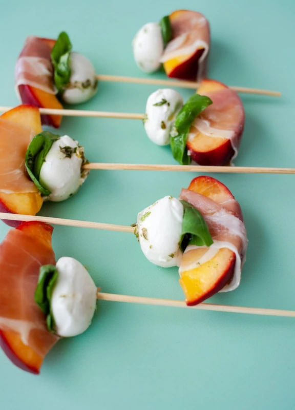 Канапе с прошутто, персиком и моцареллой
