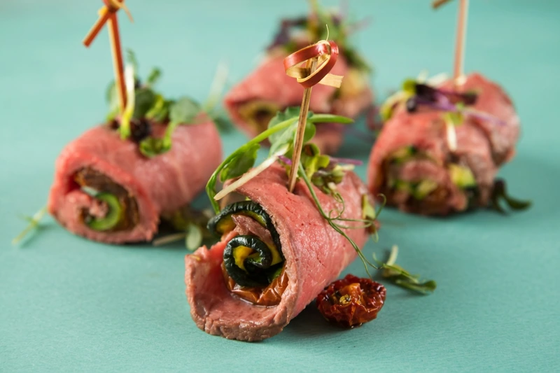 Канапе с ростбифом и вяленым томатом