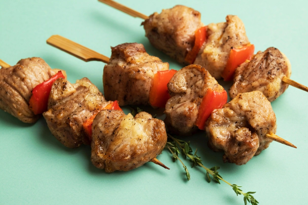 Мини-шашлычки из свиной шейки с овощами