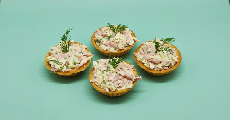Тарталетки с ветчиной и сыром