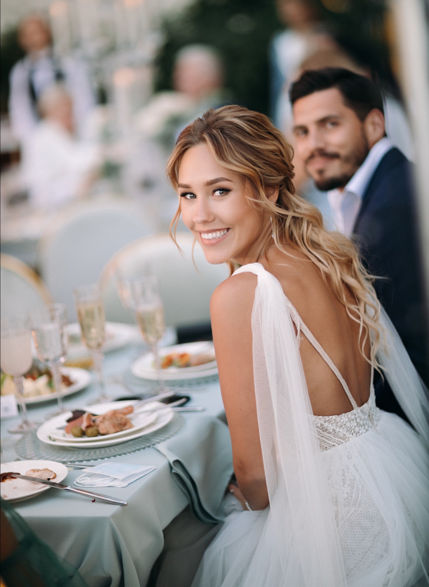 Невеста за свадебным столом НН